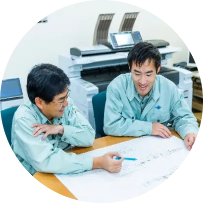 配属部署でのOJT研修の様子
